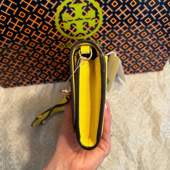 Tory Burch Thea Flat Wallet Crossbody Bag Yarrow Gold Yellow - Picture 4 of 16